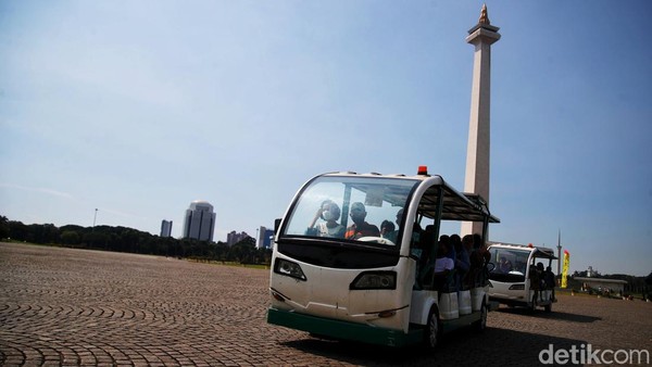 Sejumlah wisatawan menaiki mobil wisata dam kereta wisata di kawasan Monas, Jakarta Pusat, Selasa (5/7). Sejumlah wisatawan menaiki mobil wisata dam kereta wisata di kawasan Monas, Jakarta Pusat, Selasa (5/7).