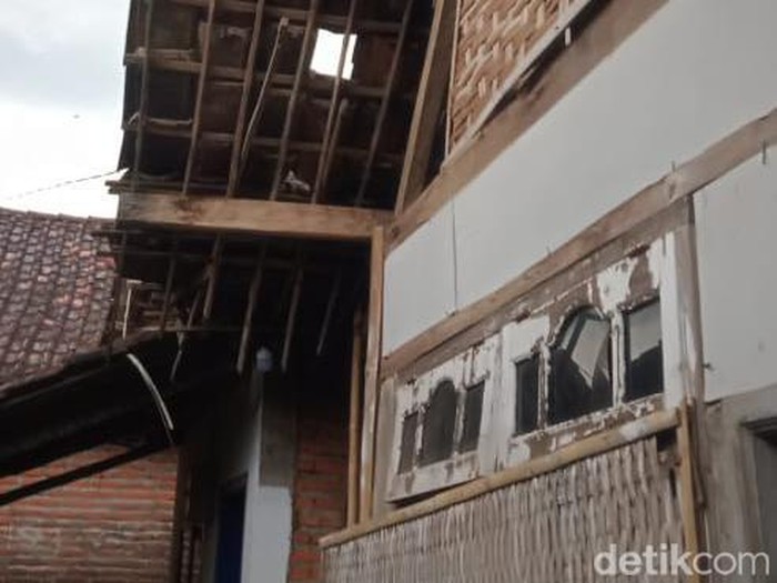 atap rumah terbang disapu angin kencang