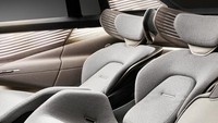 Interior Audi Urbansphere sangat mencolok, dengan desain luas yang bisa berfungsi sebagai ruang duduk santai di atas roda, sebagai kantor bergerak, atau berfungsi sebagai tempat tinggal ketiga yang sangat nyaman saat menghadapi kemacetan lalu lintas. Foto: dok. Audi