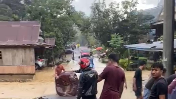 Banjir bandang terjang permukiman warga di Enrekang (Dok. Istimewa).