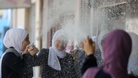Jika siswa di Indonesia, saling mencoret seragam, siswa di Gaza menyemprotkan spray sebagai tanda kegembiraan.