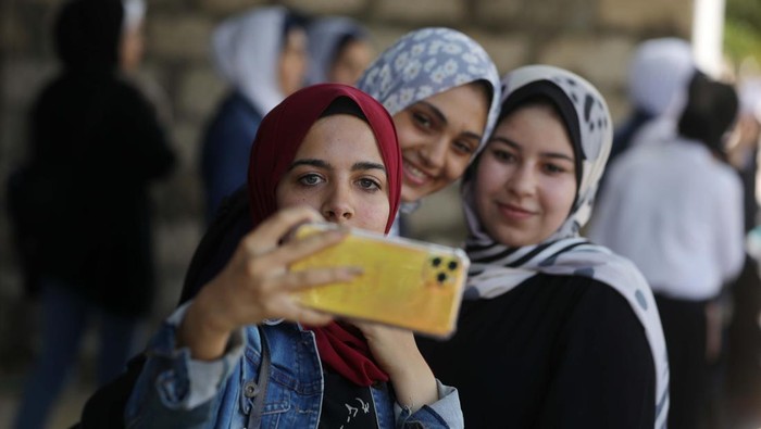 Palestinian students celebrate the last day in their final high school exams, known as ''Tawjihi'', in Gaza city on July 04, 2022.  (Photo by Majdi Fathi/NurPhoto via Getty Images)