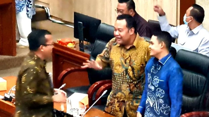 BTN Kantongi Izin Rights Issue untuk Rumah Rakyat Direktur Utama PT Bank Tabungan Negara (Persero) Tbk. Haru Koesmahargyo berbincang dengan Wakil Ketua Komisi VI DPR Muhammad Haekal dan Anggota Komisi VI DPR Abdul Hakim usai Rapat Kerja Komisi VI DPR RI dengan Kementerian BUMN, di Jakarta, Senin (4/7). Dalam rapat tersebut, Komisi VI DPR RI menyetujui usulan Kementerian BUMN mengenai Penyertaan Modal Negara (PMN) tahun 2023 dan inisiatif tambahan modal sejumlah BUMN melalui aksi korporasi rights issue tahun 2022. Adapun, Bank BTN termasuk salah satu BUMN yang mengantongi restu Komisi VI untuk memperoleh PMN tahun anggaran 2022 senilai Rp2,98 triliun.