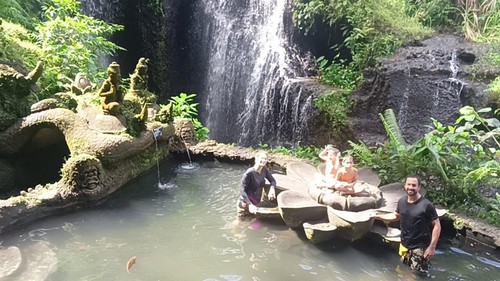 Bule Brazil Andrew dan Vanessa melakukan pemelukatan di Taman Beji Griya Waterfall, Jalan Mawar, Punggul, Kecamatan Abiansemal, Kabupaten Badung, Bali, Selasa (5/7/2022).