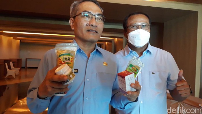 Bupati Bantul Abdul Halim Muslih dan Kepala Dinkes Bantul menunjukkan resep obat jamu yang masuk jenis pengobatan di beberapa Puskesmas Bantul, Selasa (5/7/2022).