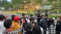 Area Taman Dukuh Atas, Jalan Sudirman, Jakarta Pusat, belakangan ini ramai diperbincangkan lantara dikunjungi oleh sekelompok remaja yang disebut berasal adari Citayam, Bogor. Roy (17) seorang remaja asal Citayam bercerita mengapa anak muda Citayam gemar berkumpul di Taman Dukuh Atas.