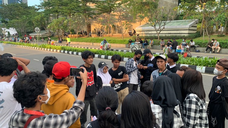 Cerita Roy Citayam di Taman Dukuh Atas, Jalan Sudirman Area Taman Dukuh Atas, Jalan Sudirman, Jakarta Pusat, belakangan ini ramai diperbincangkan lantara dikunjungi oleh sekelompok remaja yang disebut berasal adari Citayam, Bogor. Roy (17) seorang remaja asal Citayam bercerita mengapa anak muda Citayam gemar berkumpul di Taman Dukuh Atas.