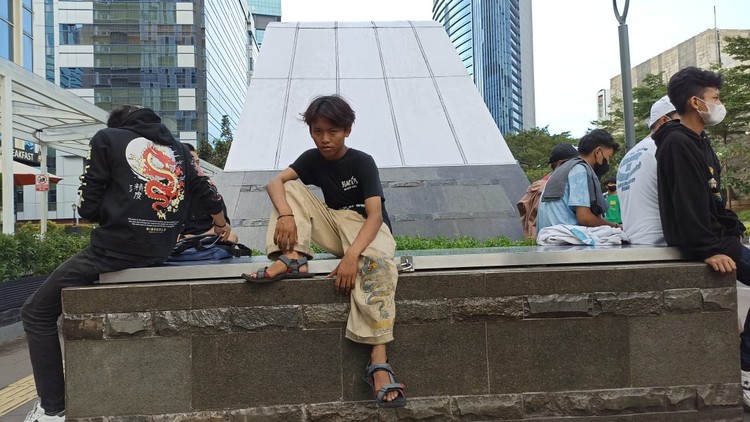Area Taman Dukuh Atas, Jalan Sudirman, Jakarta Pusat, belakangan ini ramai diperbincangkan lantara dikunjungi oleh sekelompok remaja yang disebut berasal adari Citayam, Bogor. Roy (17) seorang remaja asal Citayam bercerita mengapa anak muda Citayam gemar berkumpul di Taman Dukuh Atas.
