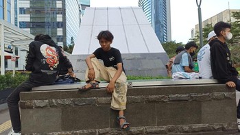 Sesederhana menikmati langit senja sambil menyeruput starling alias kopi yang dijajakan keliling. Foto: Cerita Roy Citayam di Taman Dukuh Atas, Jalan Sudirman. (Rakha/detikcom)