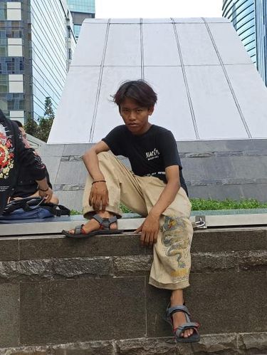 Area Taman Dukuh Atas, Jalan Sudirman, Jakarta Pusat, belakangan ini ramai diperbincangkan lantara dikunjungi oleh sekelompok remaja yang disebut berasal adari Citayam, Bogor. Roy (17) seorang remaja asal Citayam bercerita mengapa anak muda Citayam gemar berkumpul di Taman Dukuh Atas.