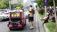 China tengah mengembangkan pengiriman paket makanan maupun logistik menggunakan kendaraan otomatis tanpa sopir.