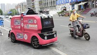 Sebuah kendaraan pengiriman tak berawak yang belum diberi nama itu terlihat di Hefei, Anhui, China, Selasa (5/7/2022). Kota ini berada 1.000 km di selatan Ibu Kota Beijing.