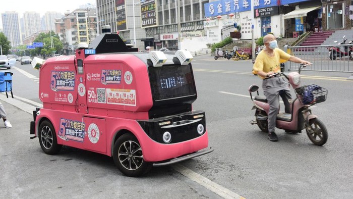 China Kembangkan Pengiriman Paket dengan Mobil Tanpa Sopir HEFEI, CHINA - JULY 5, 2022 - An unmanned delivery vehicle runs on a road in Hefei, East China's Anhui Province, July 5, 2022. The distribution area covers about 5 square kilometers. This is the first time for unmanned delivery vehicles to enter the distribution system of large chain supermarkets in Hefei and provide intelligent services for surrounding residents. (Photo credit should read CFOTO/Future Publishing via Getty Images)