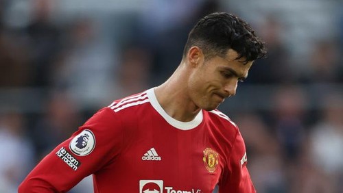 BRIGHTON, ENGLAND - MAY 07: Cristiano Ronaldo of Manchester United dejected during the Premier League match between Brighton & Hove Albion and Manchester United at American Express Community Stadium on May 7, 2022 in Brighton, United Kingdom. (Photo by Matthew Ashton - AMA/Getty Images)