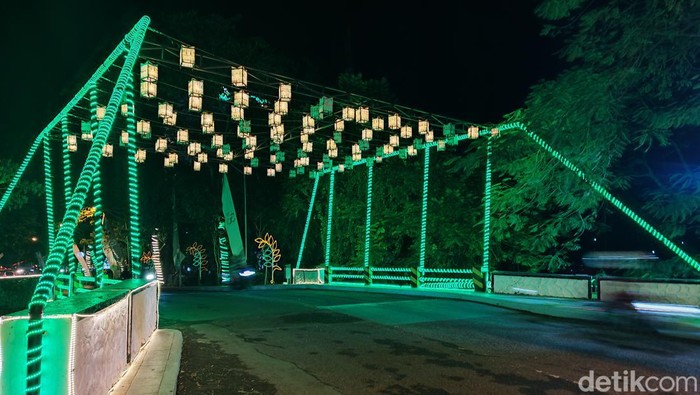Damar Kurung Gresik otomatis romantis saat damar kurung ditebar. Sebab, lampu-lampu bersangkar itu tak hanya menerangi tapi juga menghiasi malam di Gresik