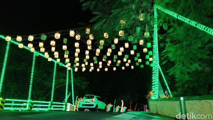 Gresik otomatis romantis saat damar kurung ditebar. Sebab, lampu-lampu bersangkar itu tak hanya menerangi tapi juga menghiasi malam di Gresik