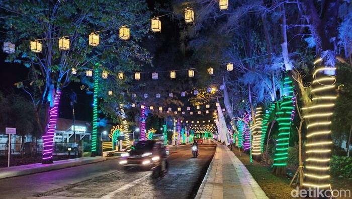 Gresik otomatis romantis saat damar kurung ditebar. Sebab, lampu-lampu bersangkar itu tak hanya menerangi tapi juga menghiasi malam di Gresik