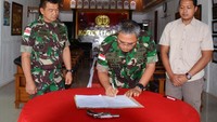 Pistol itu merupakan hasil pelaksanaan pembinaan teritorial yang dilakukan Satgas TNI terhadap kelompok separatis teroris Papua yang berada di wilayah Kabupaten Mimika.