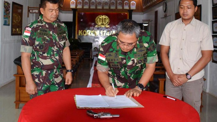 Danrem 174/ATW Merauke Brigjen TNI E. Reza Pahlevi, S.E. menerima 1 pucuk senjata jenis Pistol Revolver S &W Cal 38 beserta 5 butir  munisi kaliber 22 mm milik anggota Kelompok Separatis Teroris Papua (KSTP) yang ada di wilayah Kabupaten Mimika, bertempat di Makorem 174/ATW Kabupaten Merauke, Papua, Senin (04/07/2022).