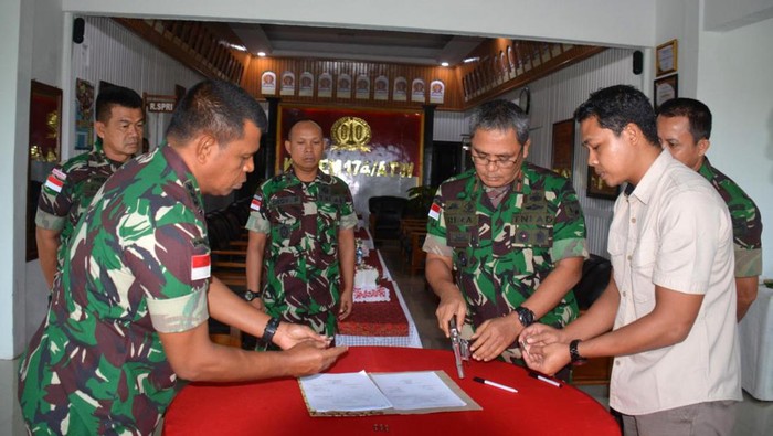 Danrem 174 Merauke Terima Sepucuk Pistol dari Separatis Papua Danrem 174/ATW Merauke Brigjen TNI E. Reza Pahlevi, S.E. menerima 1 pucuk senjata jenis Pistol Revolver S &W Cal 38 beserta 5 butir munisi kaliber 22 mm milik anggota Kelompok Separatis Teroris Papua (KSTP) yang ada di wilayah Kabupaten Mimika, bertempat di Makorem 174/ATW Kabupaten Merauke, Papua, Senin (04/07/2022).