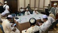 Perwakilan massa masuk Gedung Grahadi/Foto: Praditya Fauzi Rahman/detikJatim