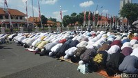 Massa salat berjemaah/Foto: Praditya Fauzi Rahman/detikJatim/