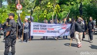 Demo menuntut penutupan Holywings untuk selamanya/Foto: Praditya Fauzi Rahman/detikJatim