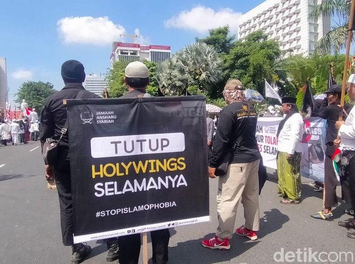 Ratusan orang demo menuntut penutupan Holywings untuk selamanya. Demo digelar di Jalan Gubernur Suryo Surabaya, Selasa (5/7/2022) siang.
