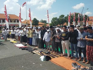Massa Tolak Holywings Depan Grahadi Gelar Salat Berjemaah di Tengah Jalan