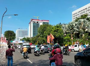 Massa Tolak Holywings di Grahadi Buka Blokade, Lalin Gubernur Suryo Lancar