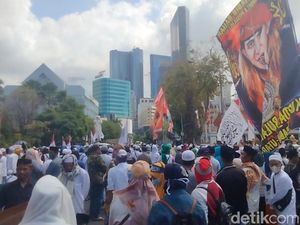 Demonstran Tolak Holywings Berusaha Dobrak Pagar Gedung Grahadi