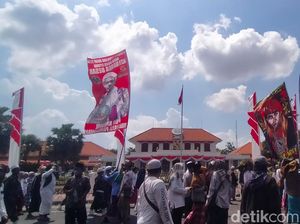 Ada Spanduk Rizieq Shihab dan Bahar Smith pada Demo Holywings Depan Grahadi