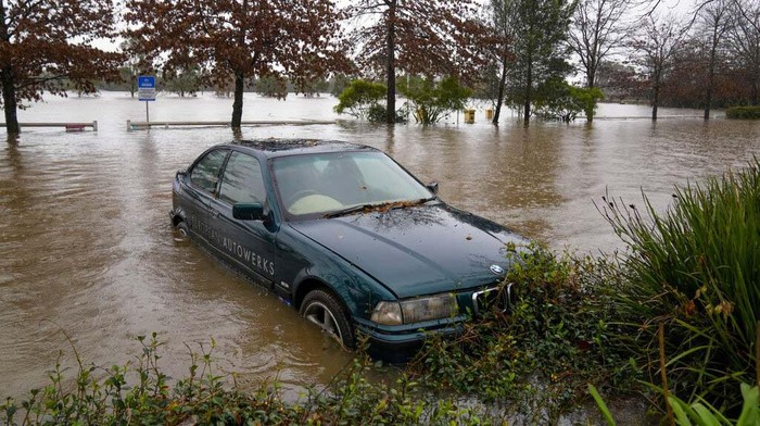Deretan Mobil yang Jadi Korban Banjir di Sydney Banjir menerjang Sydney, Australia, Senin (4/7/2022). Selain menerjang rumah, banjir juga merendam sejumlah kendaraan seperti mobil.
