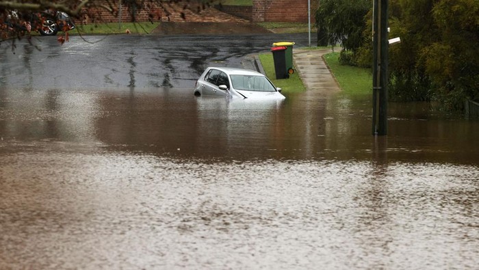 Deretan Mobil yang Jadi Korban Banjir di Sydney Banjir menerjang Sydney, Australia, Senin (4/7/2022). Selain menerjang rumah, banjir juga merendam sejumlah kendaraan seperti mobil.