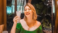 Sebagai jebolan MasterChef Indonesia, Devy Anastasia sering mengeksplorasi soal kuliner. Banyak momennya di Instagram ia mencicipi berbagai kuliner. Foto: Instagram @devyanastasia