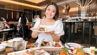 Menikmati brunch di sebuah hotel, Devy Anastasia mengambil beberapa makanan khas Western, India hingga Jepang. Foto: Instagram @devyanastasia