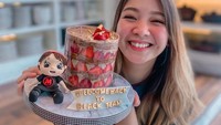 Saat tereliminasi dari MasterChef, Devy Anastasia mendapat kejutan kue cokelat dengan paduan buah strawberry. Foto: Instagram @devyanastasia
