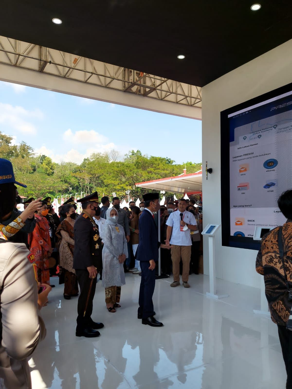 Didampingi Kapolri Jenderal Listyo Sigit, Presiden Jokowi diberi pemaparan soal Super Apps Presisi Polri
