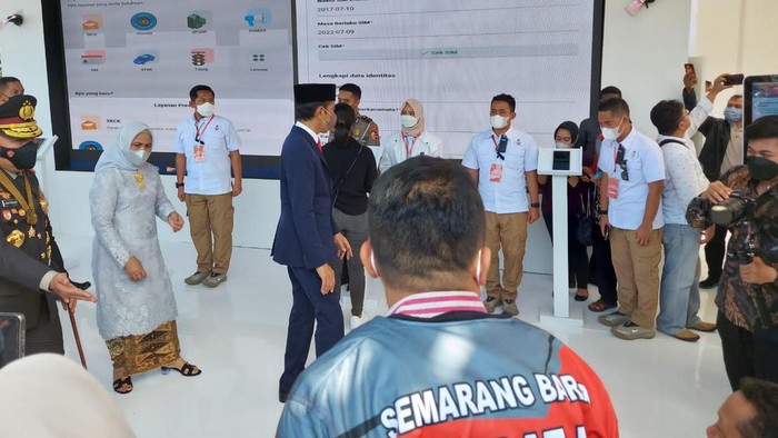 Didampingi Kapolri Jenderal Listyo Sigit, Presiden Jokowi diberi pemaparan soal Super Apps Presisi Polri