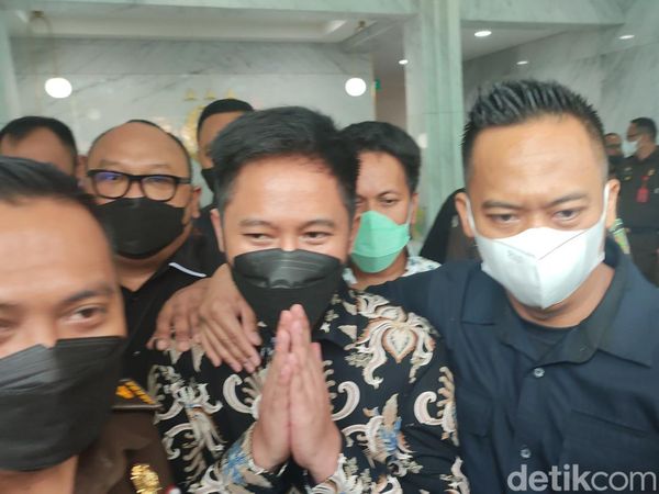 Penampakan Doni Salmanan di Kejati Jabar: Kemeja Batik-Tak Diborgol