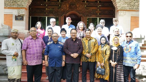 DPP Masyarakat Adat Nusantara (MATRA) foto bersama Wagub Bali Prof. Tjokorda Oka Artha Ardhana Sukawati (Cok Ace) di Kantor Wakil Gubernur, Selasa (5/7/2022).