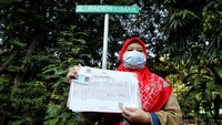 Seorang warga menunjukkan dokumen setelah berganti nama alamat dengan nama jalanm yang baru.