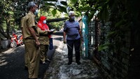 Petugas Sudin Dukcapil Jakarta Pusat melakukan pelayanan jemput bola terkair perubahan alamat jalan dan perekaman e-KTP di kawasan Cideng dan Rawa Sari, Jakarta Pusat, Selasa (5/7/2022)