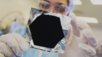 Vantablack adalah salah satu warna yang paling gelap dan dikembangkan oleh perusahaan Inggris, Surrey NanoSystems di awal 2000. Ini bisa menyerap 99.965% cahaya. Foto: via Listverse