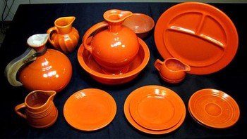 ‎Tahun 1936, perusahaan keramik Fiestaware mulai mengeluarkan peralatan makan baru dengan warna yang cerah. Warna oranye-merah berani ini disebut Fiesta Red. Warna cerah berasal dari uranium oksida, yang radioaktif. Dari tahun 1943 hingga 1959, produksi ini berhenti, karena uranium dilarang digunakan sipil. Ketika mereka mulai berproduksi lagi, bentuk uranium yang berbeda digunakan, uranium baru ini sedikit kurang radioaktif daripada yang alami.‎ Foto: via Listverse