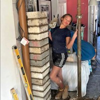 Seorang wanita bernama Francesca jadi viral setelah mengungkap pekerjaannya. Profesi Francesca memang bisa dibilang kontras dengan penampilannya yang sering kali feminin. Ia pun mengaku kebanyakan orang tidak percaya ketika mengatakan profesinya di bidang konstruksi bangunan.Foto: TikTok