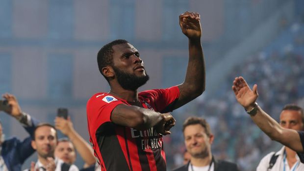 REGGIO NELL'EMILIA, ITALY - MAY 22: Franck Kessie of AC Milan beats his chest as he looks in the direction of the fans whilst making his way to the trophy podium following the Serie A match between US Sassuolo and AC Milan at Mapei Stadium - Citta' del Tricolore on May 22, 2022 in Reggio nell'Emilia, Italy. (Photo by Jonathan Moscrop/Getty Images)