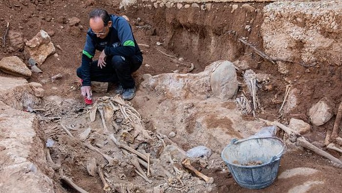 Geger Penemuan Tulang Belulang di Kuburan Massal Korban Perang Saudara Spanyol BELCHITE, SPAIN - JULY 04: Archaeologist Jose Ignacio Lorenzo works in the excavation of a grave on July 04, 2022 in Belchite, Spain. Belchite, near Zaragoza, was a strategic location in the Spanish Civil War and today contains the ruins of the town destroyed in the 1937 Battle of Belchite. A total of 400 people from Belchite and the surrounding area were killed in the town during the war following the 1936 coup, led by former dictator Francisco Franco. Mass graves were discovered in the ruined city in 2021. (Photo by Aldara Zarraoa/Getty Images)