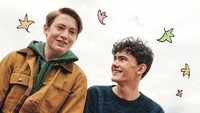 Joe Locke (kanan) merupakan aktor pendatang baru yang debut lewat serial Heartstopper. Dipasangkan dengan Kit Connor (kiri), pemeran Elton John muda dalam film Rocketman, keduanya sekarang sedang diidolakan Gen Z. (Foto: dok. See-Saw Films/Netflix)