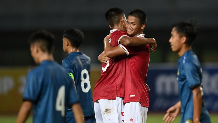 Pesepak bola Tim Nasional Indonesia U-19 Hokky Caraka (kedua kanan) berselebrasi dengan rekannya, Kakang Rudianto (tengah) usai membobol gawang Tim Nasional Brunei Darussalam U-19 dalam laga penyisihan Grup A Piala AFF U-19 2022 di Stadion Patriot Candrabhaga, Bekasi, Jawa Barat, Senin (4/7/2022). ANTARA FOTO/Aditya Pradana Putra/wsj.